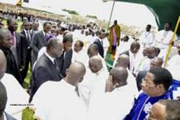 les dignitaires reçoivent les salutation des présidents Yayi et Bozizé