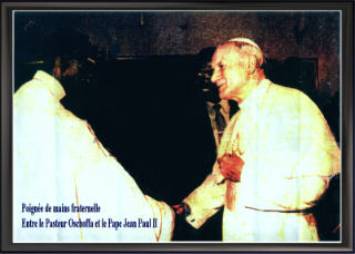 Salutations fraternelles entre le Pape Jean Paul II
et le Rev. Pasteur S.B.J. Oshoffa